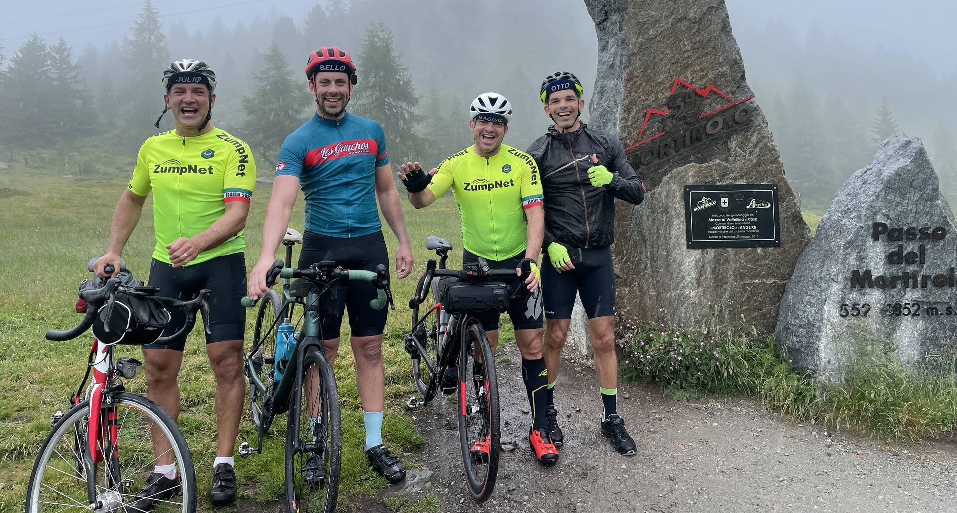 Ciclista subindo a icônica Passo del Mortirolo, nos Alpes italianos